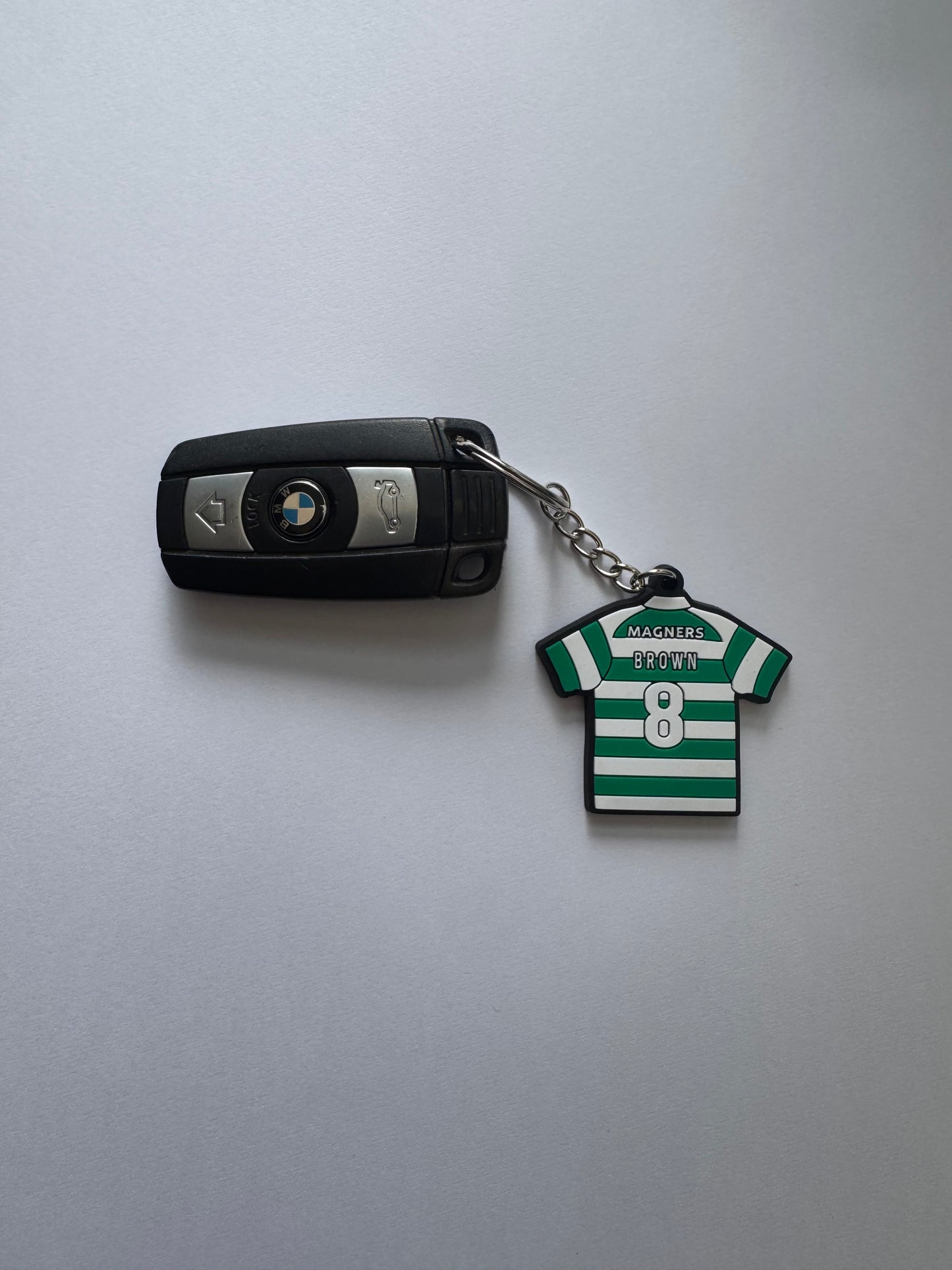 Scott Brown Celtic Keyring #8 Captain Invincible Season – Rubber Jersey Keychain 50mm